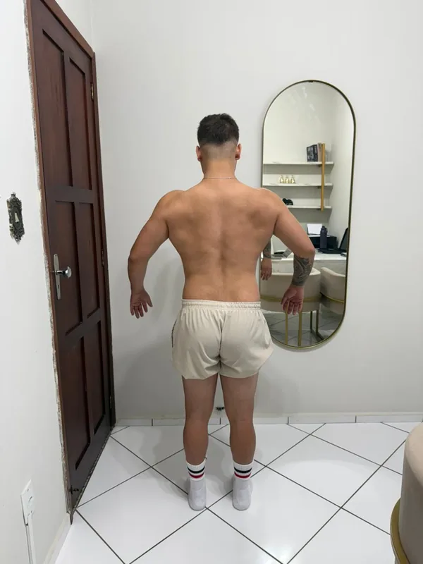 Resultado estético e postural de aluna após consultoria personalizada