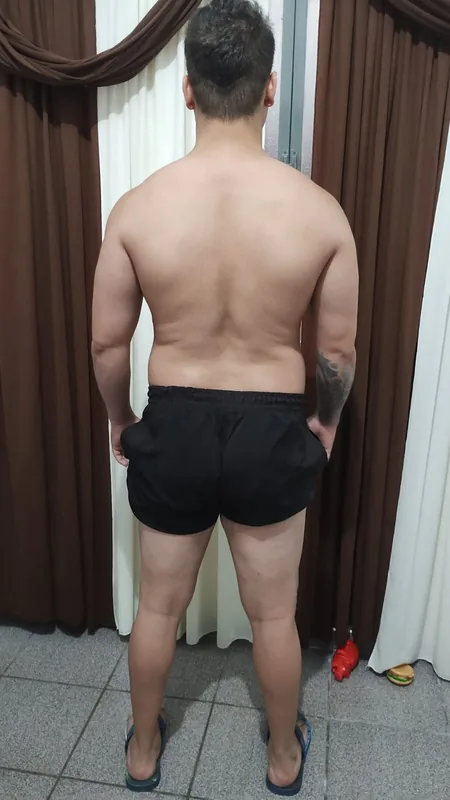Evolução corporal de aluno: visão dorsal com desenvolvimento de dorsais e postura